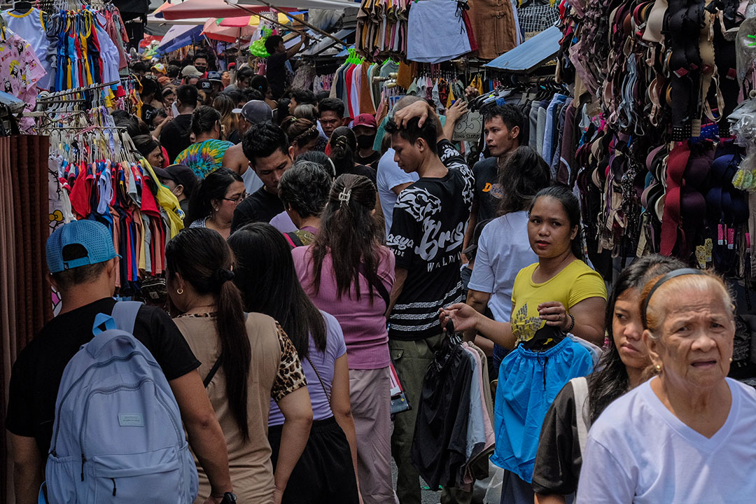 Divisoria-shoppers-wc