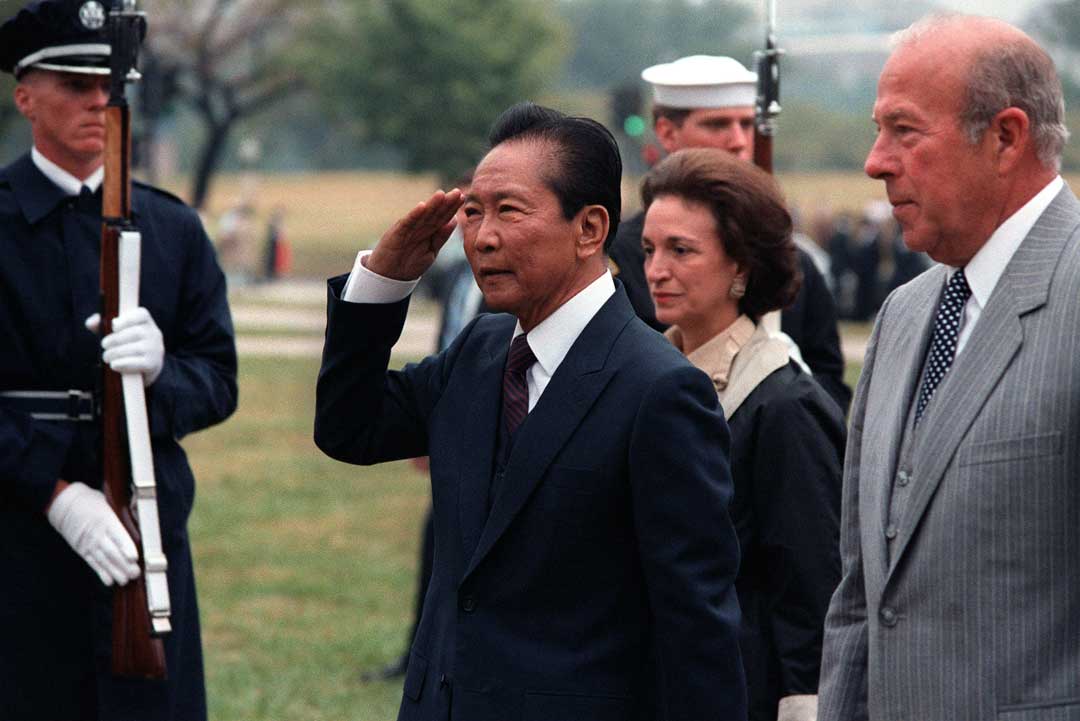 Ferdinand_Marcos_and_George_Shultz_DA-SC-84-05877_public-domain_no-credit