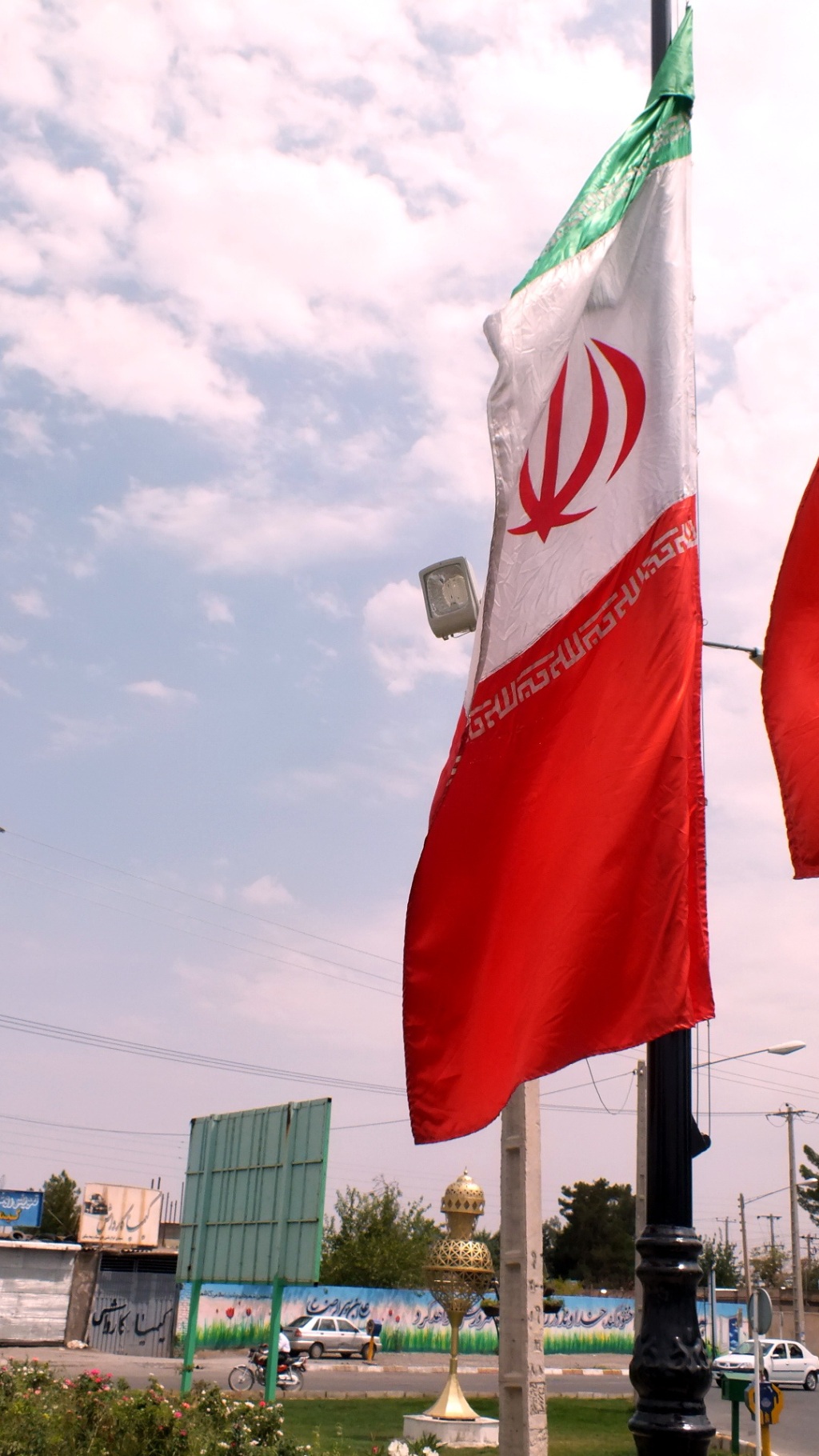 Flag(s)_of_Iran_-_Shahrbani_sq_-_Kashmar_1