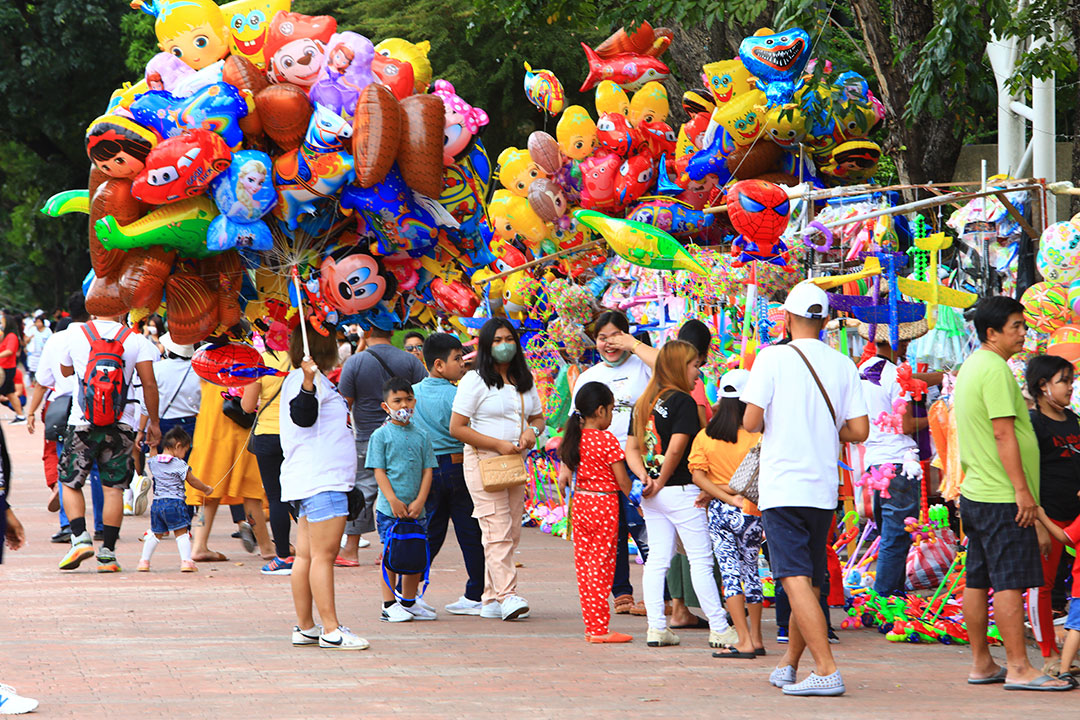 Luneta Park-crowd-wc