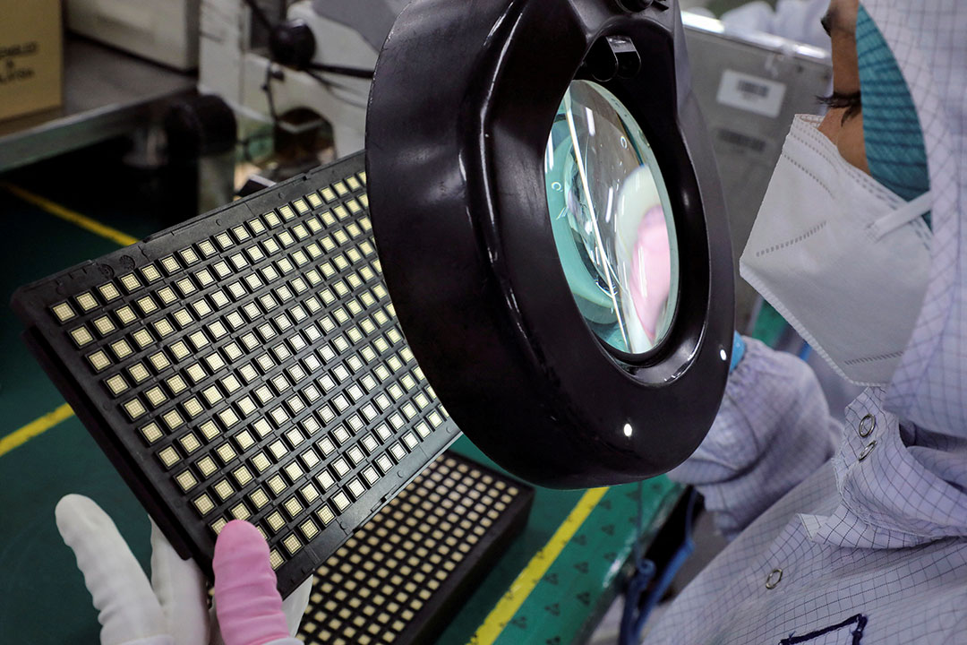 semiconductor-electronics-worker