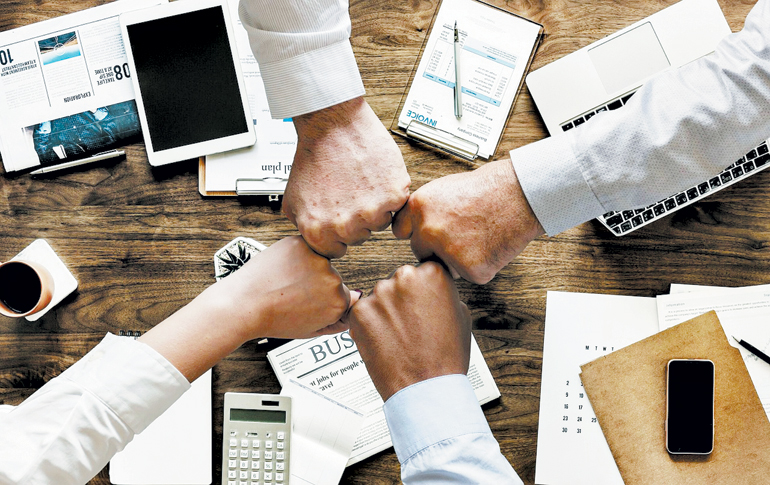 teamwork-3213924_1280-OL